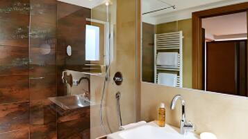 Douche, sĂšche-cheveux, serviettes fournies