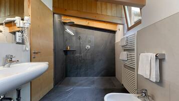 Douche, sĂšche-cheveux, serviettes fournies