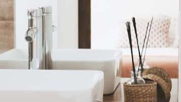 Een douche, een haardroger, handdoeken, toiletpapier