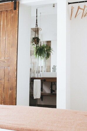 Shower, hair dryer, towels, toilet paper - Land Suite - Vila Vale Guest House Surf & Yoga - Charneca de Caparica (Charneca de Caparica)