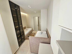 2 bedrooms, iron/ironing board, internet, bed sheets
