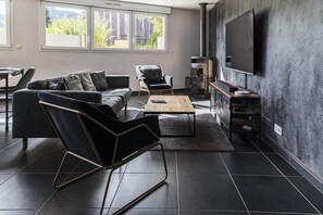 TV connectée, cheminée, jeux vidéo, baby-foot