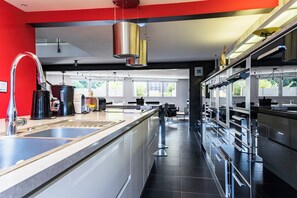 冷蔵庫、電子レンジ、オーブン、コンロ