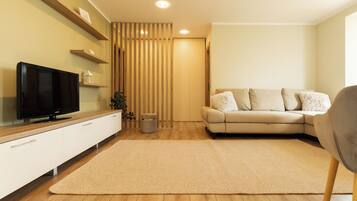 Apartamento Confort, balcón | Zona de estar | Televisión de pantalla plana de 40 cm con canales por cable