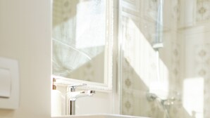 Ein Badezimmer mit Toilette, Waschbecken und Spiegel.