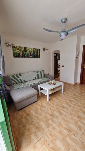 Smart TV, libri, impianto stereo