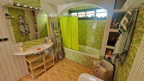 Whirlpool, Haartrockner, Handtücher, Seife