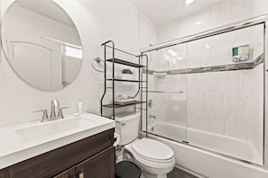SĂšche-cheveux, serviettes fournies, savon, papier toilette