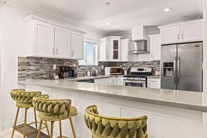 Microondas, horno, parrilla de estufa y lavavajillas