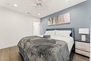 4 habitaciones, tabla de planchar con plancha, wifi y ropa de cama