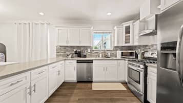 Micro-ondes, four, plaque de cuisson, lave-vaisselle