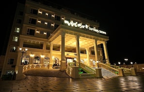 Façade de lâhĂ©bergement â soirĂ©e/nuit