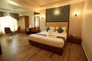 Classic Room | Desk, laptop workspace, blackout drapes, soundproofing