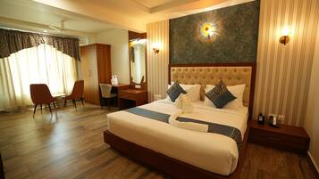 Classic Room | Desk, laptop workspace, blackout curtains, soundproofing