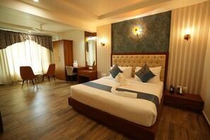 Classic Room | Desk, laptop workspace, blackout drapes, soundproofing