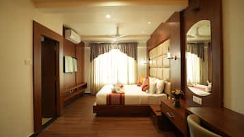 Presidential Suite | Desk, laptop workspace, blackout curtains, soundproofing