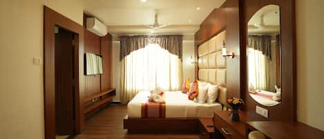 Presidential Suite | Desk, laptop workspace, blackout drapes, soundproofing