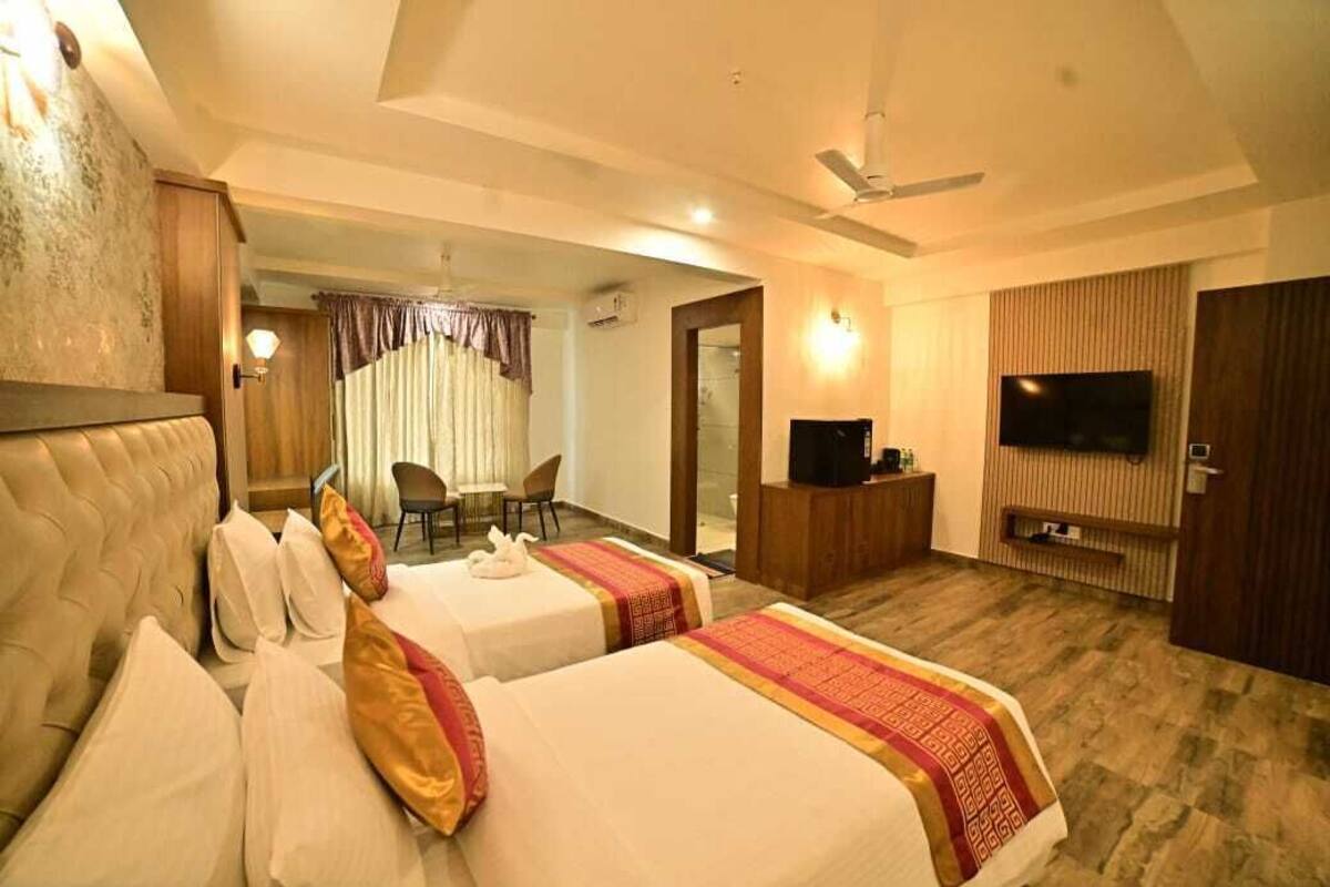 Executive Room | Desk, laptop workspace, blackout curtains, soundproofing