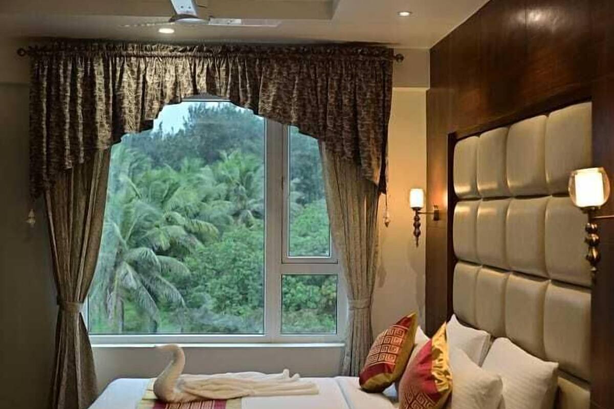 Classic Room | Desk, laptop workspace, blackout curtains, soundproofing