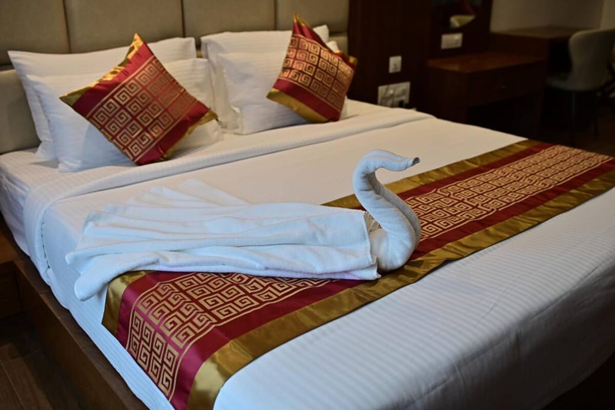 Comfort Room | Desk, laptop workspace, blackout curtains, soundproofing