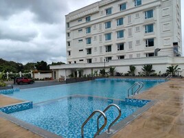 Una piscina al aire libre de temporada