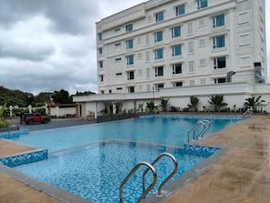 Piscine extérieure en saison
