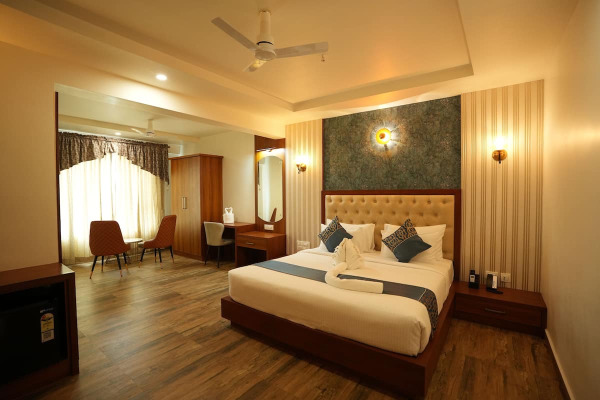 Classic Room | Meja, ruang kerja komputer riba, langsir/tirai gelap terus, kalis bunyi