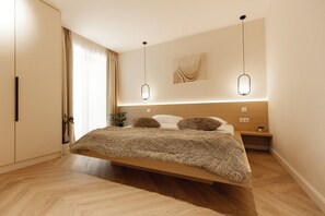 Deluxe appartement, balkon, uitzicht op de stad | Een strijkplank/strijkijzer, gratis wifi
