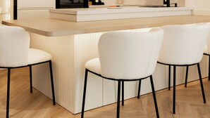 A modern kitchen with a central island, black appliances, and pendant lighting. - Nest Inn Boucle Apartment (Baia Mare)