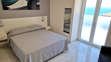 Comfort-Doppelzimmer, Balkon, Stadtblick | Minibar, Zimmersafe, schallisolierte Zimmer, kostenloses WLAN