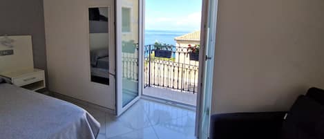 Kahden hengen comfort-huone, parveke, kaupunkinäköala | Minibaari, tallelokero huoneessa, äänieristys, ilmainen Wi-Fi