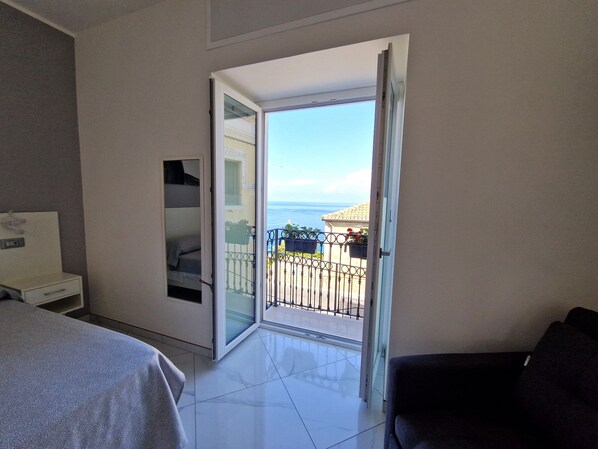 Habitación doble Confort, balcón, vista a la ciudad | Minibar, caja de seguridad en la habitación y insonorización 