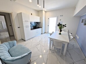 En 34-tommers LED-TV med digitale kanaler