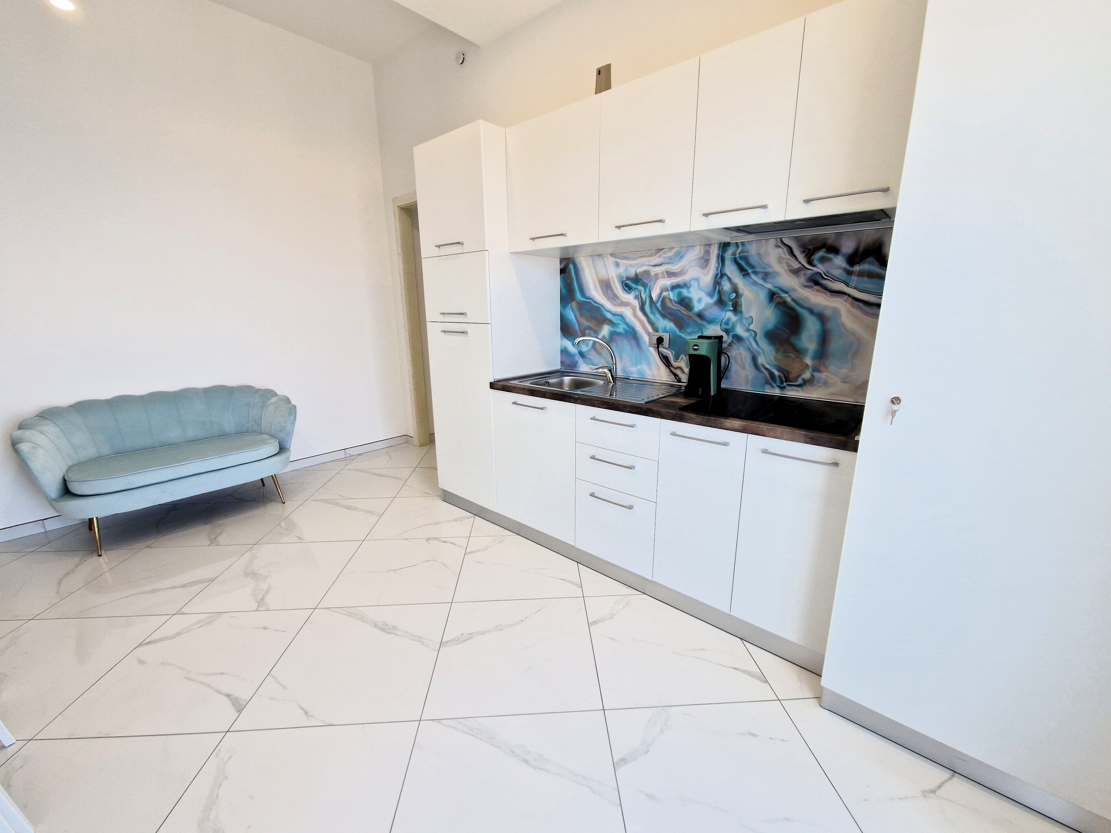 Großer Kühlschrank, Herdplatte, Espressomaschine