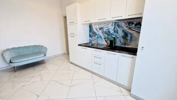 Großer Kühlschrank, Herdplatte, Espressomaschine