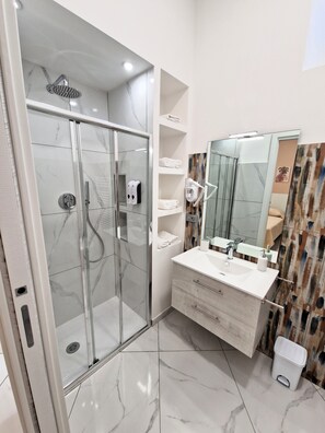 Comfort Double Room | Bathroom | Shower, hair dryer, bidet, towels - Al 211 Rooms (Pizzo)