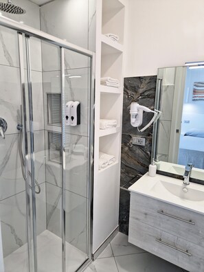 Comfort Double Room, Balcony, City View | Bathroom | Shower, hair dryer, bidet, towels - Al 211 Rooms (Pizzo)