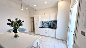 Großer Kühlschrank, Herdplatte, Espressomaschine