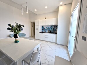 Refrigerador con congelador, parrilla de estufa y cafetera de espresso 