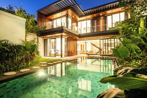 A modern two-story house with a swimming pool, large windows, and a well-maintained garden. - New 4BR Villa 200m to the Beach Canggu (Canggu)