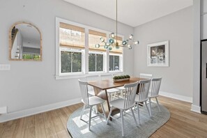 Dining - Sincerely Shem II- 7 min to Beach and Dtwn CHS (Mount Pleasant)