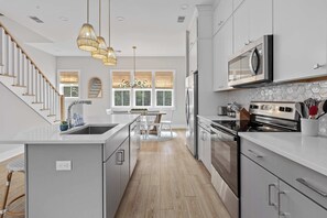 冷蔵庫、電子レンジ、オーブン、コンロ