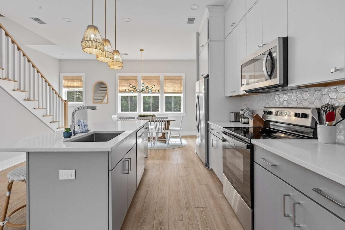 Jääkaappi, mikroaaltouuni, uuni, liesi