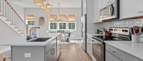 Jääkaappi, mikroaaltouuni, uuni, liesi