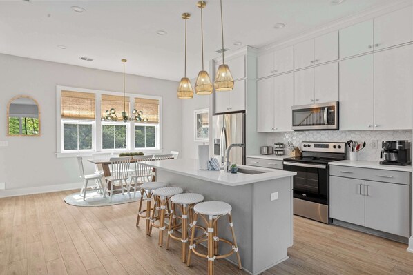 冷蔵庫、電子レンジ、オーブン、コンロ