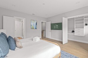 3 bedrooms, desk, travel crib, WiFi