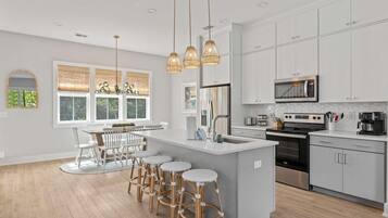 Kjøleskap, mikrobølgeovn, ovn og kokeplater