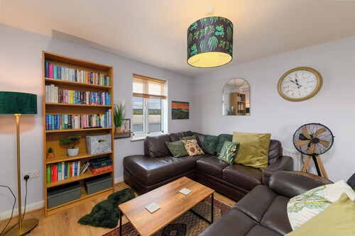 Lovely 2 Bed – 5 min Walk to Bus + Easy Bay Access