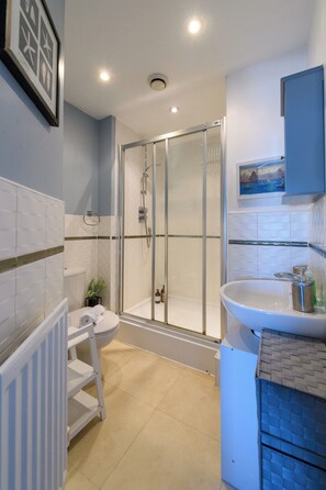 Shower, hair dryer, towels, shampoo