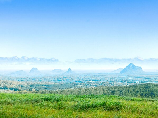 Una vista panoramica di una città con una montagna imponente sullo sfondo.